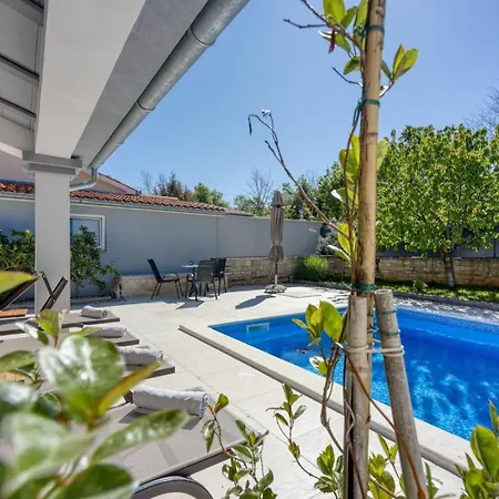 Cambera With Pool Vodnjan