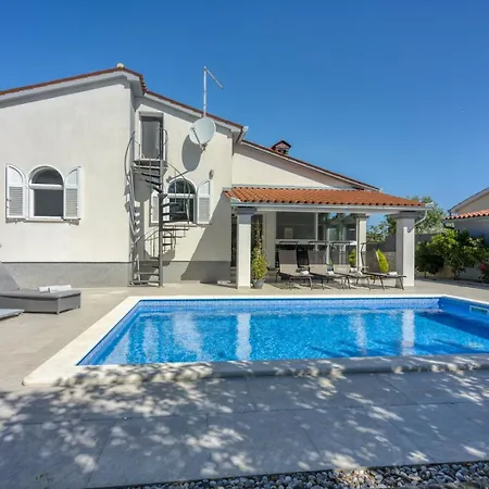 Cambera With Pool *